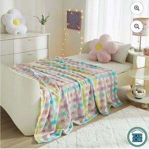 Your Zone 16" Huggable Flower Pillow & 50" x 60" Throw
Set- NWT